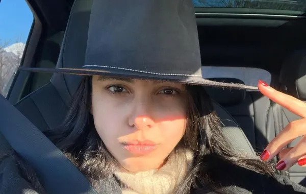 سلمى أبو ضيف تتألق بالأحمر في أسبوع باريس للموضة.. هكذا ظهرت