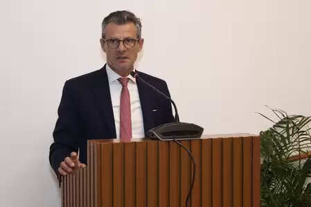 Quick business relationships between EU and India people get jobs