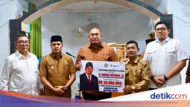 Andre Rosiad spread help to 2 mosques and 1 ambulance in West Sumatra