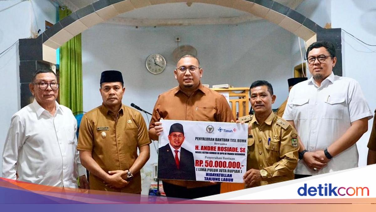 Andre Rosiad spread help to 2 mosques and 1 ambulance in West Sumatra