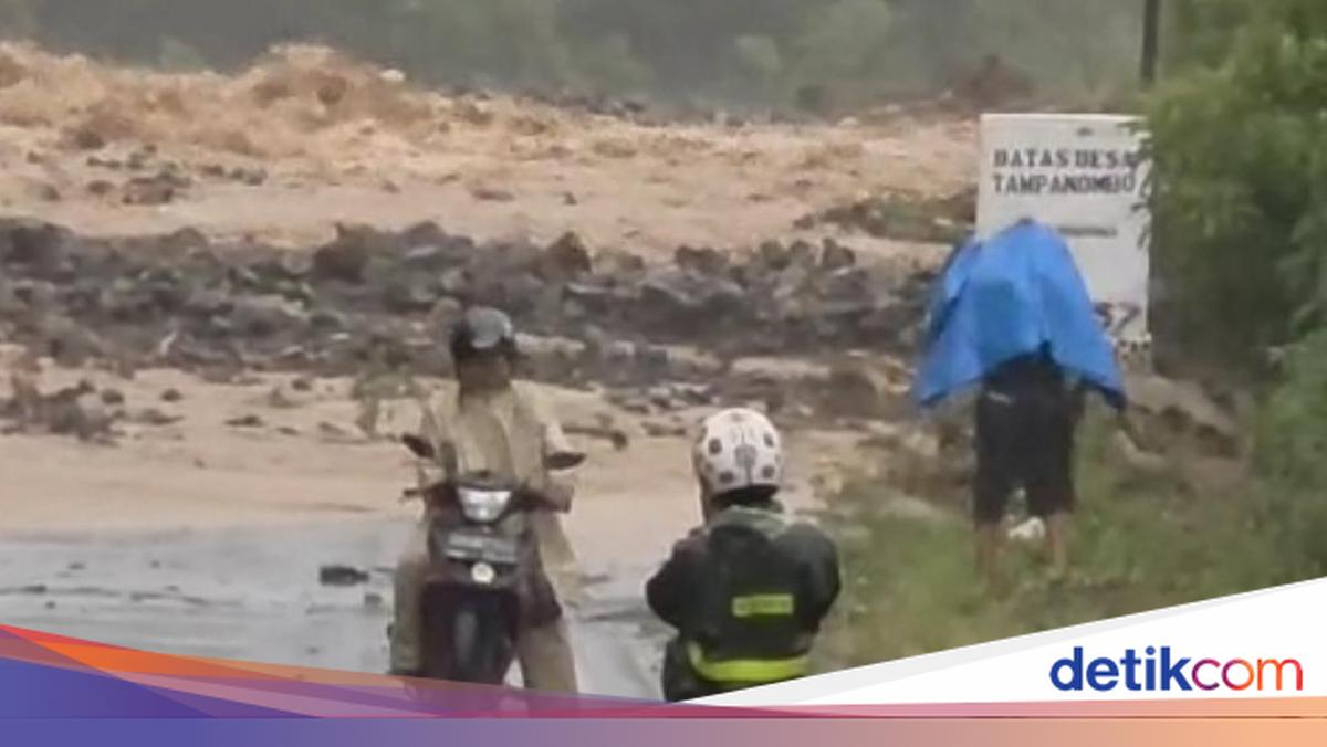 Landslides includes the Trans Ampana Poso Central Sulawesi road, paralyzed traffic