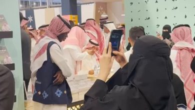 الأمير سعود بن عبدالله يدشن ديوانه الشعري الجديد قلبي تولع بالرياض، خلال معرض الرياض الدولي…