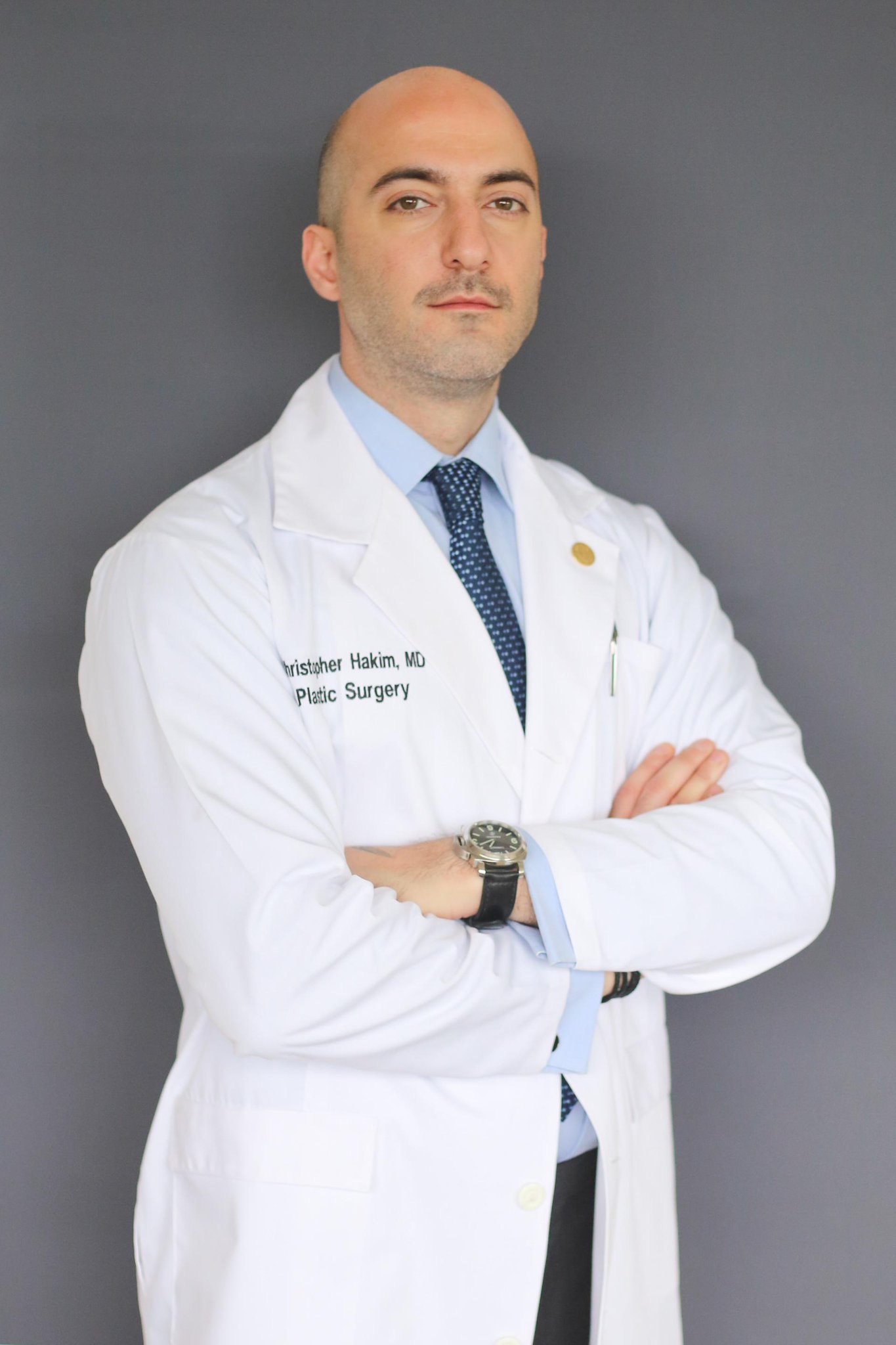الدكتور كريستوفر حكيم ل “هي”: هذه أسرار دمج العمليات التجميلية في جلسة واحدة