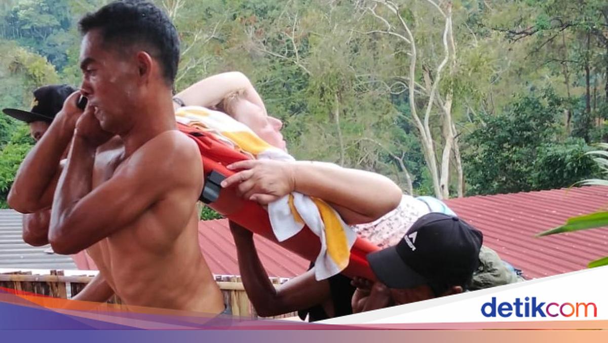Dutch tourists fall in North Lombok waterfall, of course broken bone legs