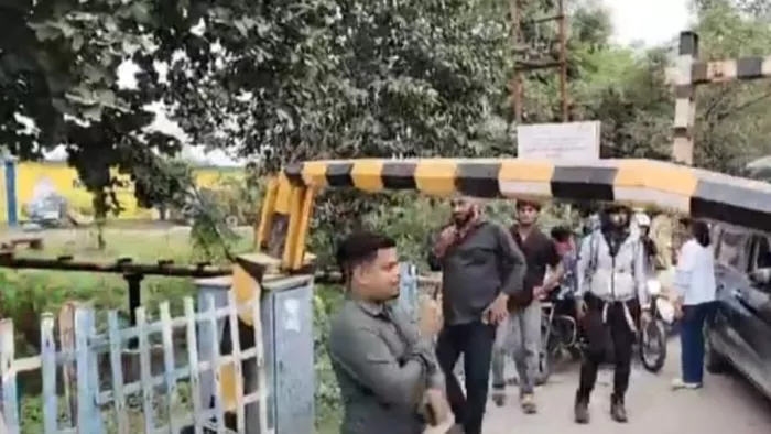 In Rishikesh, the uncontrollable car stopped the collision at the railway gate, tied the chain and stopped the vehicles –