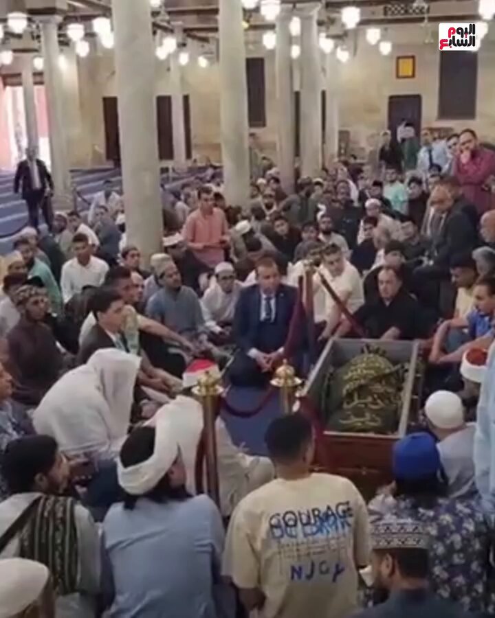 بكسوة الكعبة.. تلامذة ومحبى الدكتور أحمد عمر هاشم يودعون الجثمان بإلقاء النظرة الأخيرة