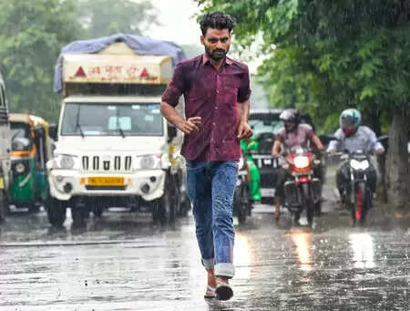 Weather patterns turned into Delhi-NCR, the temperature dropped due to heavy rains