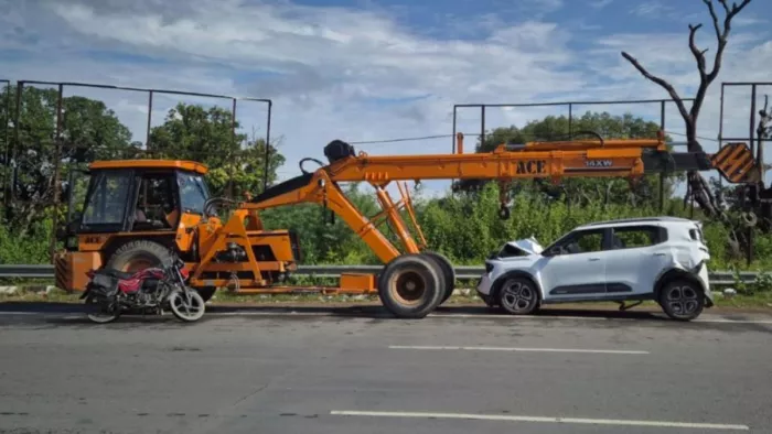 Truck driver brakes to save the cow on the highway, seven vehicles collided with each other – Multi Vehicle stack on the highway after attempt to save cow in firjabad