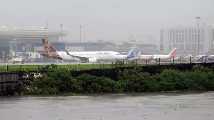 Delays from 70 to 80 flights at Delhi airport due to rain, 14 flights delert -Delhi Airport -Flight Delay Rain Disrupted Arrangements and Depatars