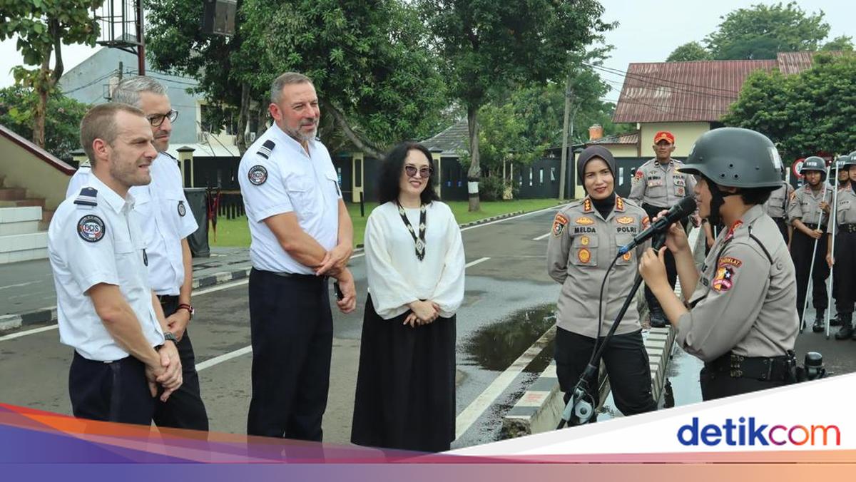 Moment of Sepolwan students asked French police officers about the challenges of police women