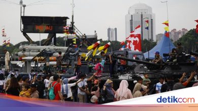 Viral Grandpa brought grandchildren to lose motorcycles when they attended the TNI best year at Monas