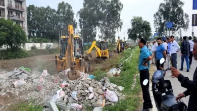Development work of sectors stopped in Sonepat for 11 years, women lay down in front of the bulldozers