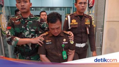 Asn Way Kanan is disguised as prosecutor to meet the OKI Regent, and was named a suspect