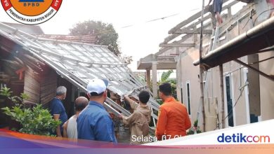 Roofs of residents’ homes damaged by strong winds in bogor flee residents