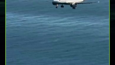 لقطات مدهشة للحظة هبوط طائرة من طراز “A320” في مطار جبل طارق الدولي، الذي يُعد من أكثر مطارات…