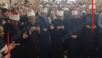 علماء الأزهر يودعون الدكتور أحمد عمر هاشم بالدعاء في مشهد مهيب. تصوير: إيهاب عمران
