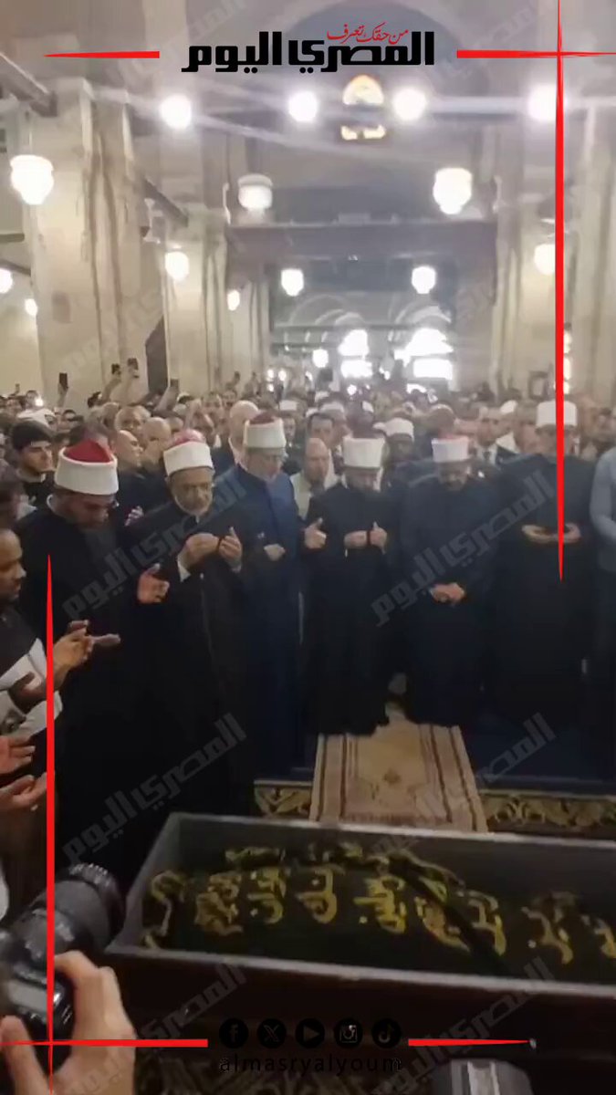 علماء الأزهر يودعون الدكتور أحمد عمر هاشم بالدعاء في مشهد مهيب. تصوير: إيهاب عمران
