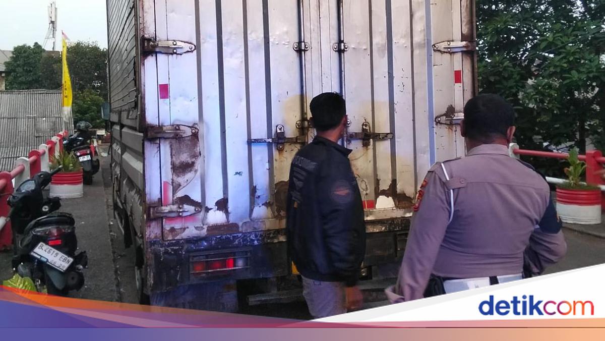 Motorcycle vs truck accident in Ciracas, motorcyclist injured