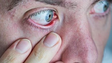 تحذيرمن أطباء العيون: الإفراط في استخدام الهواتف والتلفزيون يتسبب في “رمل العينين”
