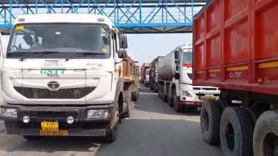 Omg! Vehicles moved 65 km of long massive traffic jam across this national highway of India only 5 kilometers within 24 hours