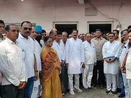 Ruckus in the congress organization creation campaign in Bhusawar, see MPs and workers clashing with each other in the video.