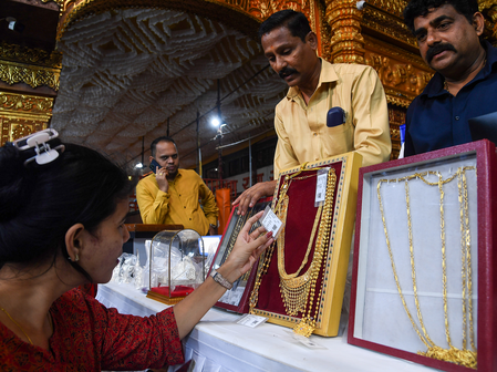 Global Record High Gold Cross Rs 1.22 Lakh on MCX