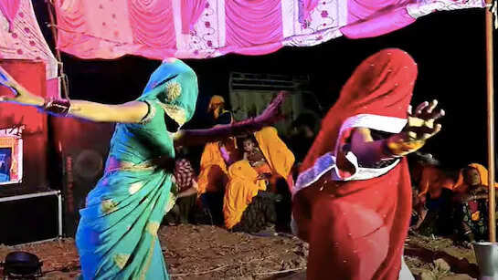 “Auction on the head, Lehenga on the middle …” Bhabhis made a buzz on the dance floor, you will also be stunned by watching viral videos
