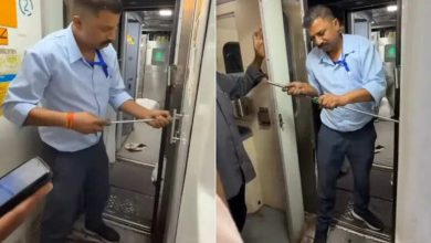 Passengers closed 6 hours in the railroad bathroom, see in the video, the staff broke the door and the people were shocked to see the view