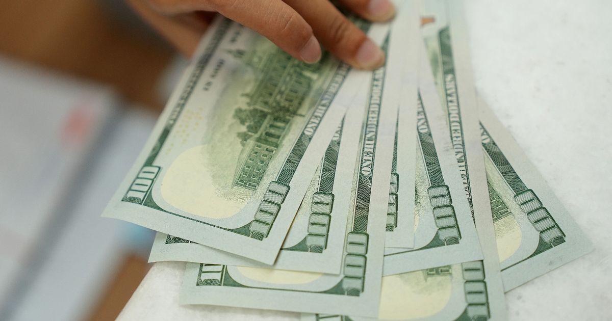 The dollar approaches a two -month highlight amid global financial tension