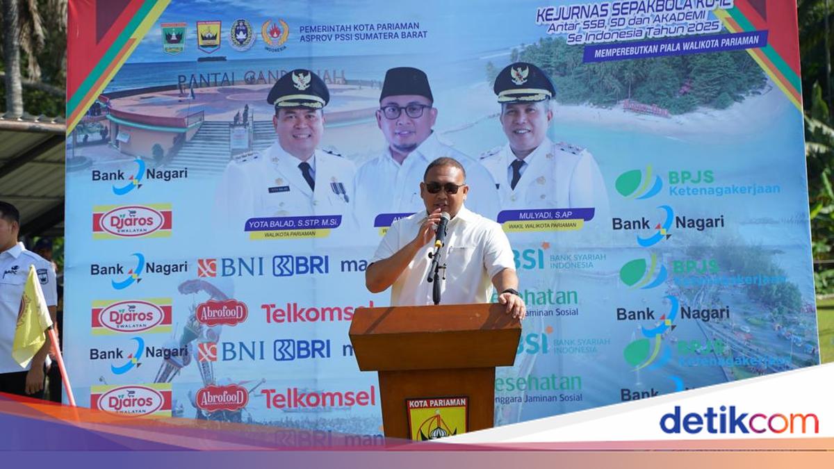 Andre Rosiade opens the U-12 National Football Championship in Pariaman, West Sumatra