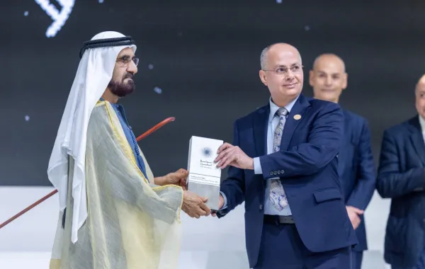 الشيخ محمد بن راشد يهنئ العالم السعودي عمر ياغي بحصوله على جائزة نوبل للكمياء 2025