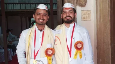 In Kashi, the stage of initiation ceremony was filled with the sentiments of Kabir vani Guru Kumhar Shish Kumbh Hai … – Varanasi Guru and Disciple honored at Sanskrit University Varanasi together