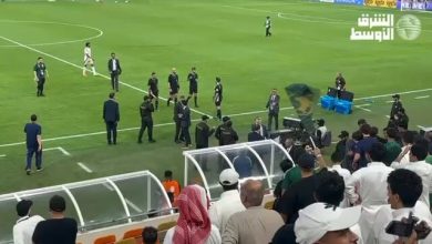 طاقم التحكيم الكويتي بقيادة الحكم أحمد العلي غادر الملعب وسط صافرات استهجان الجماهير….