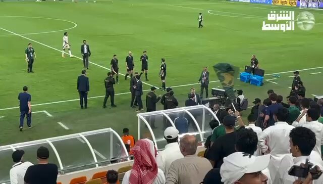 طاقم التحكيم الكويتي بقيادة الحكم أحمد العلي غادر الملعب وسط صافرات استهجان الجماهير….