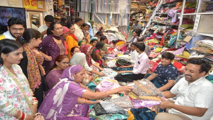 Karwa Chauth 2025: Women love brightly colored suits and sarees, there is a lot of shopping for Indo -Western clothes – Carwa Chauth 2025 shopping