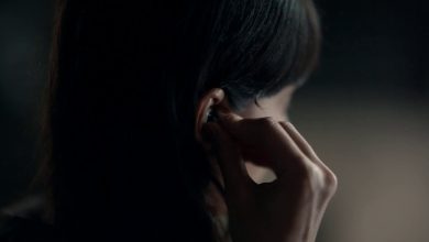 Nothing سووا حركة بطله بسماعتهم. فيه مايكرفون بالعلبة، نظرياً تقدر تقرب العلبه منك وتلتقط صوت…