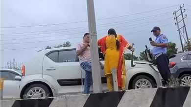 Fear sticks on pedestrian along the way, laughed on social media after watching the video