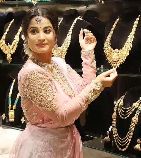 Gold and silver prices drop in early trading on MCX, profit discussion on record height