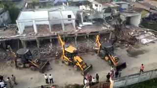 Gujarat: Bulldozer -action against those who stabbed stones at Garba! Work began to demolish 190 illegal stores -Bulldozer action against those who paid stones at the Garba event in Gandhinagar