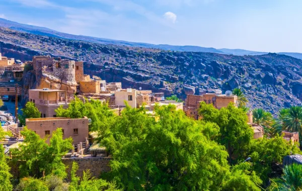 اكتشف سحر التاريخ والأصالة في قرية مسفاة العبريين بعُمان