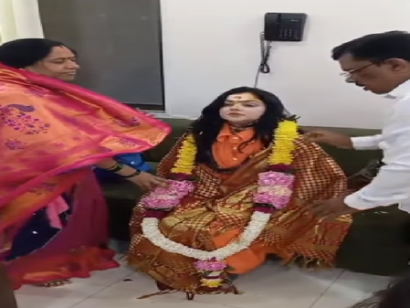 Mamta Kulkurni became ‘1008 Mahamandaleshwar Yamayi Mamta Nand Giri’ and did through her followers make -up.