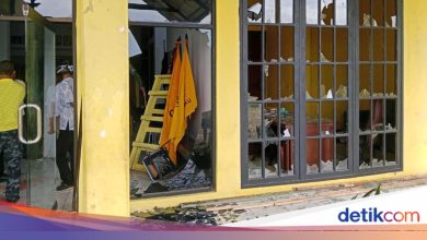 The Golkar DPD office in Ambon was attacked by a crowd, the windows were broken and the doors were damaged