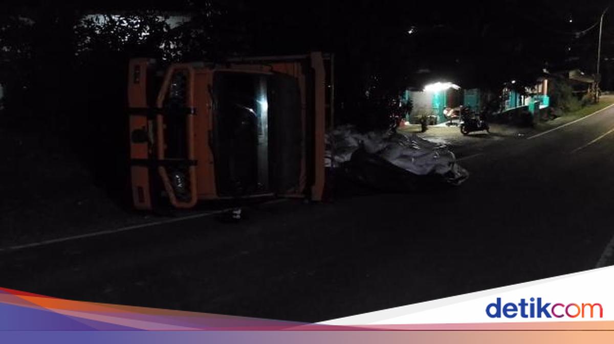 Nanjak not strong, truck carries subsidized fertilizer in pandegang overturned