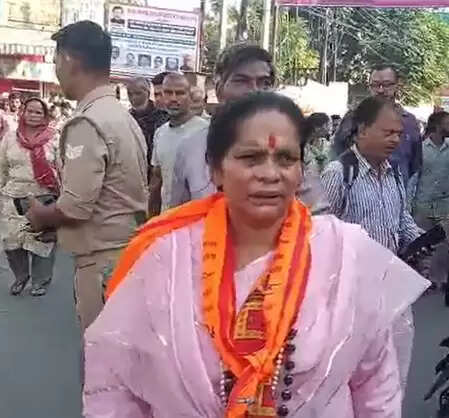Sadhvi Prachi’s big statement about Karva Chauth, ‘Only Hindu sisters should have been applied Mehendi’