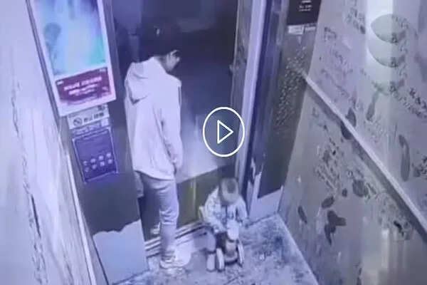 One mistake of mother and innocent child caught up in elevator, heartbreaking incident captured in CCTV is going to video viral