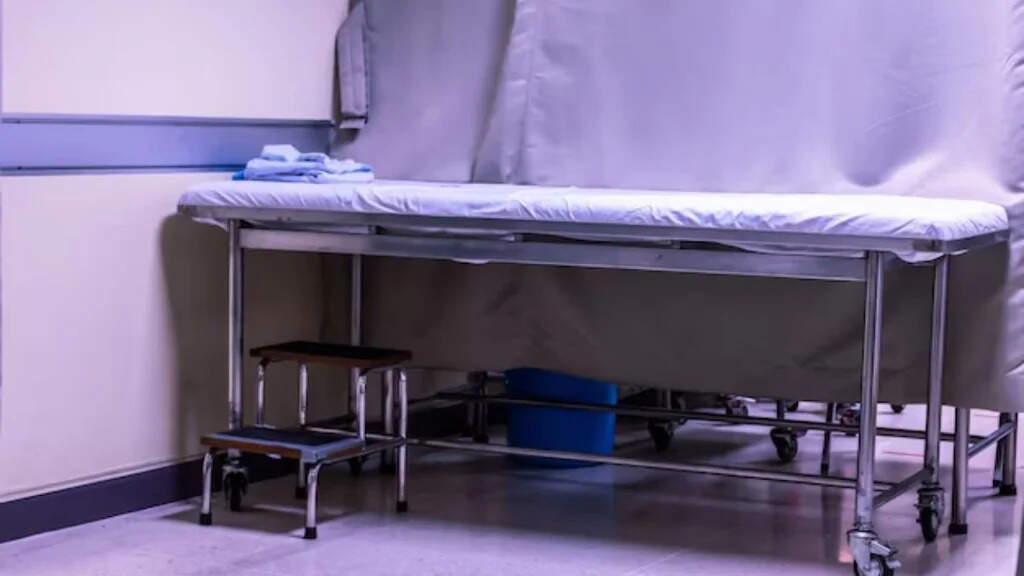 The 25 -year -old man acted obscene with the body of a woman in the hospital, footage of CCTV became viral and people became angry
