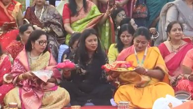 Delhi Cm Relha Gupta participates in Carwa Chauth Rituals at her home – watching video