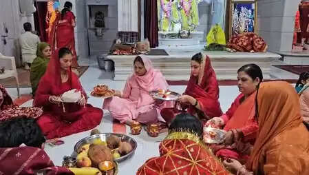 Karva Chauth: In Moga four women celebrate the festival of suhaag by wearing sixteen make -up, colors are visible in Chandigarh.