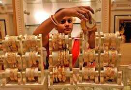 The turmoil in the prices of gold and silver ter Diwali, Silver broke the plate, watched the video to see slightly falling into gold.