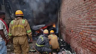 Fire swallowed old plastic drum house in Kanpur, Create Chaos – Kanpur Fire swallowed plastic dripping house in the factory